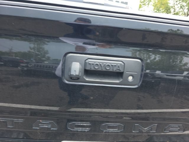 Used 2022 Toyota Tacoma TRD Off-Road w/ TRD Premium Off Road Package AWD/4WD image 25