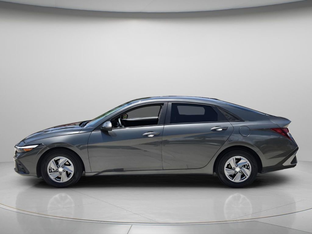 Used 2024 Hyundai Elantra SE FWD image 4