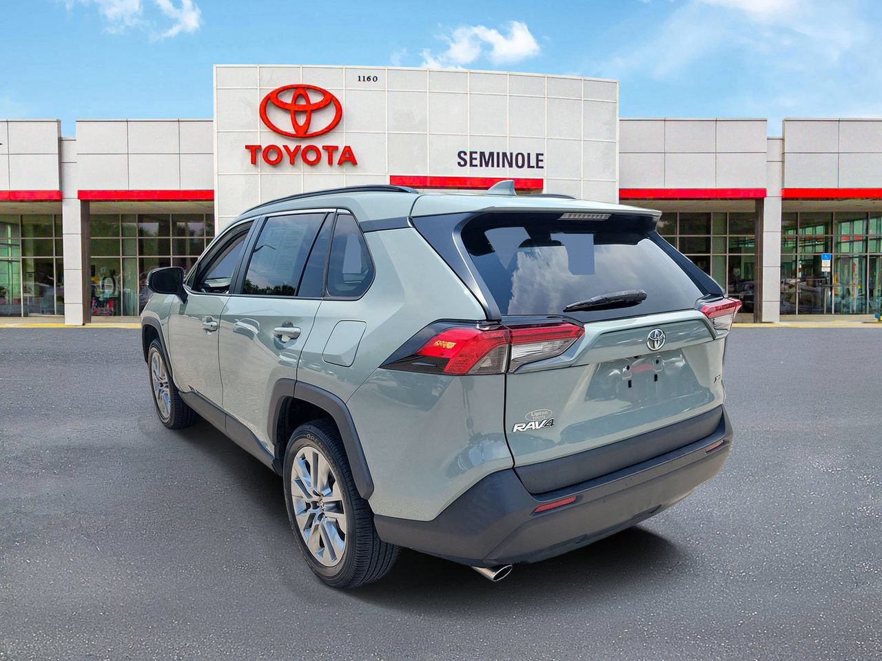 Used 2023 Toyota RAV4 XLE Premium FWD image 4