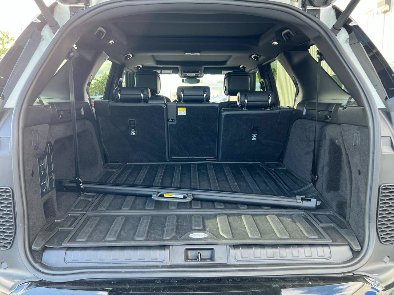 Used 2022 Land Rover Discovery S R-Dynamic AWD/4WD image 13
