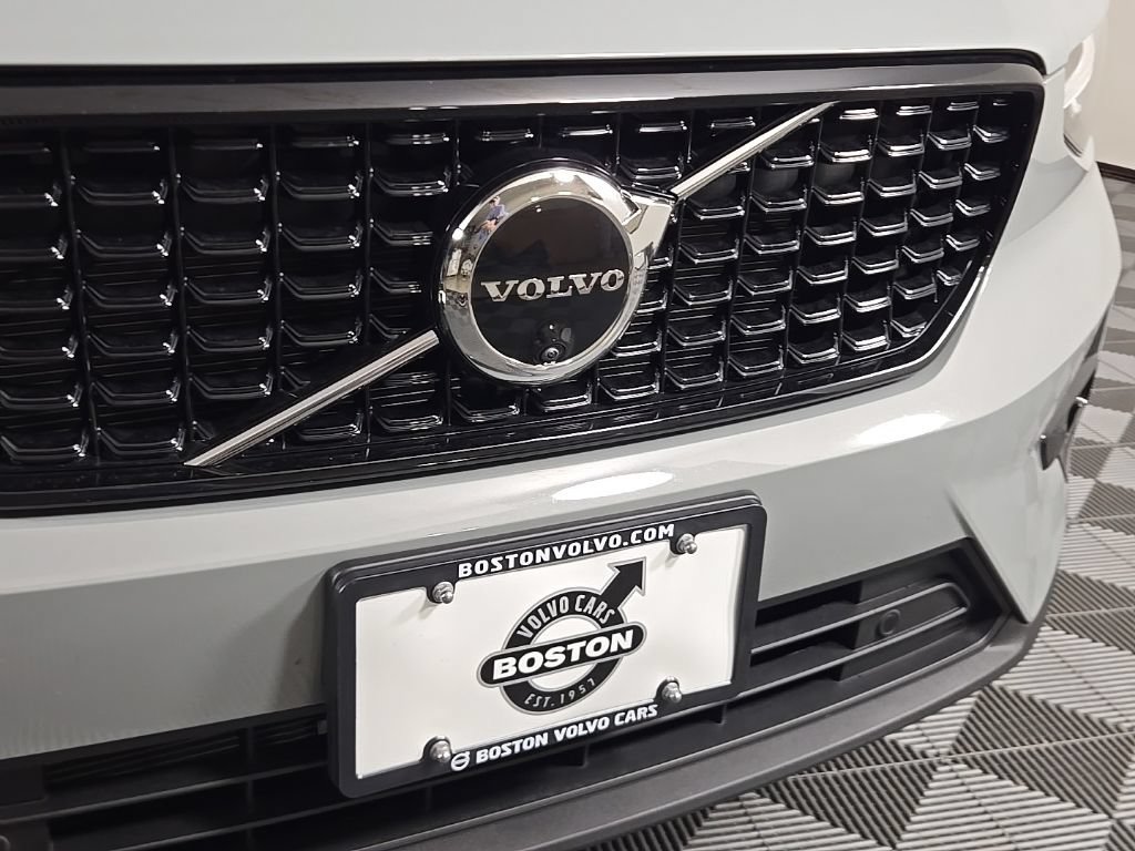 Certified 2025 Volvo XC40 B5 Plus AWD/4WD image 6