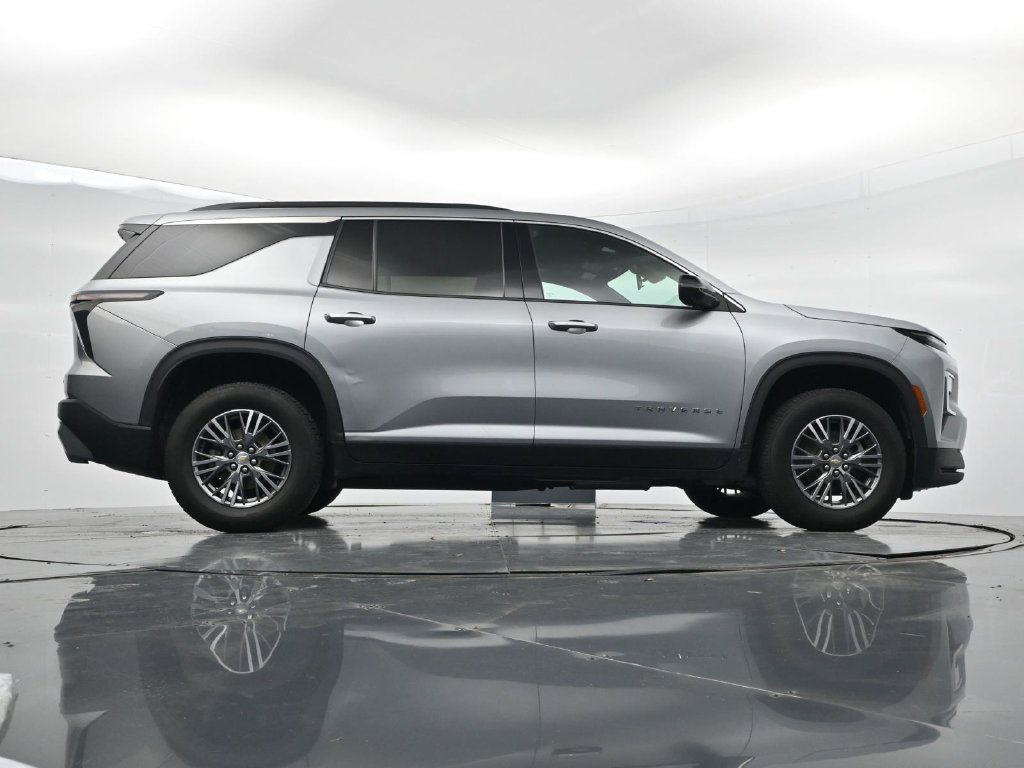 Used 2024 Chevrolet Traverse LT FWD image 33