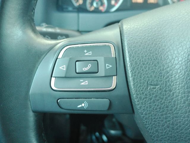 Used 2011 Volkswagen Tiguan SE image 33