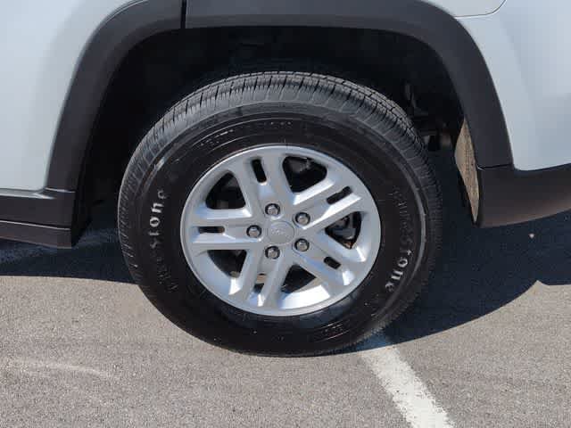 Certified 2023 Jeep Grand Cherokee Laredo AWD/4WD image 14