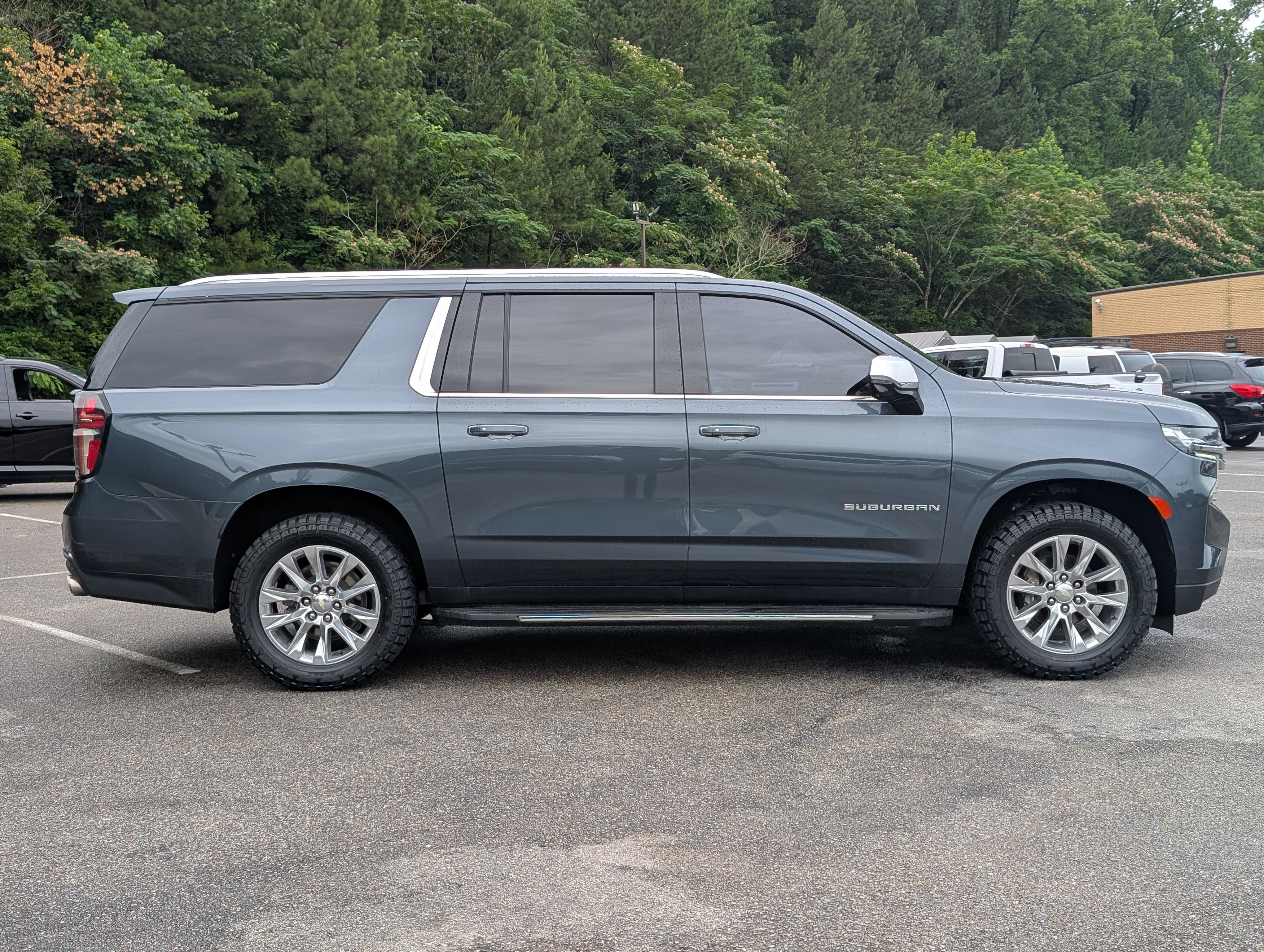 Used 2021 Chevrolet Suburban Premier w/ Premium Package 2 RWD image 10