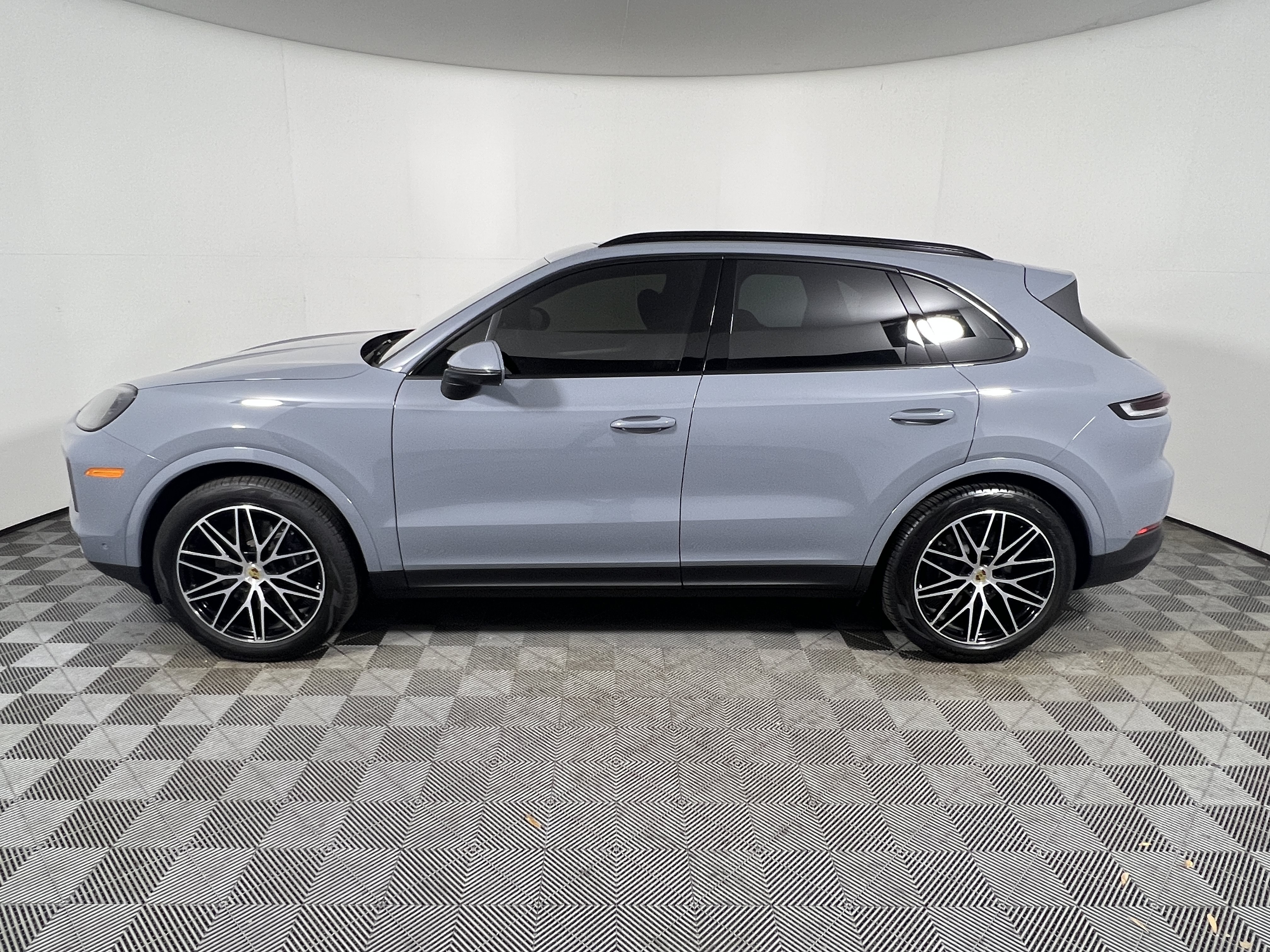 Certified 2024 Porsche Cayenne AWD/4WD image 2
