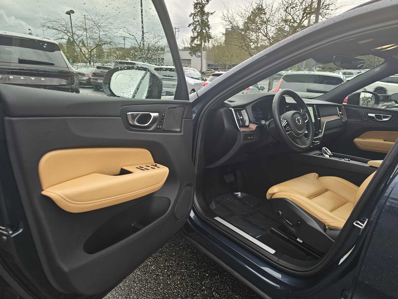 Certified 2025 Volvo XC60 T8 Ultra w/ Protection Package Premier image 20