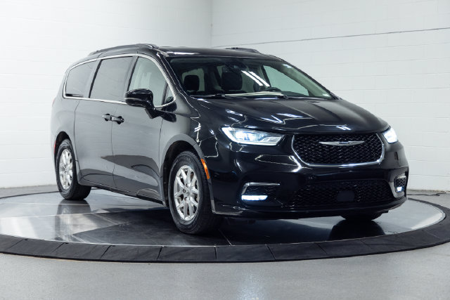 Used 2022 Chrysler Pacifica Touring-L FWD image 4