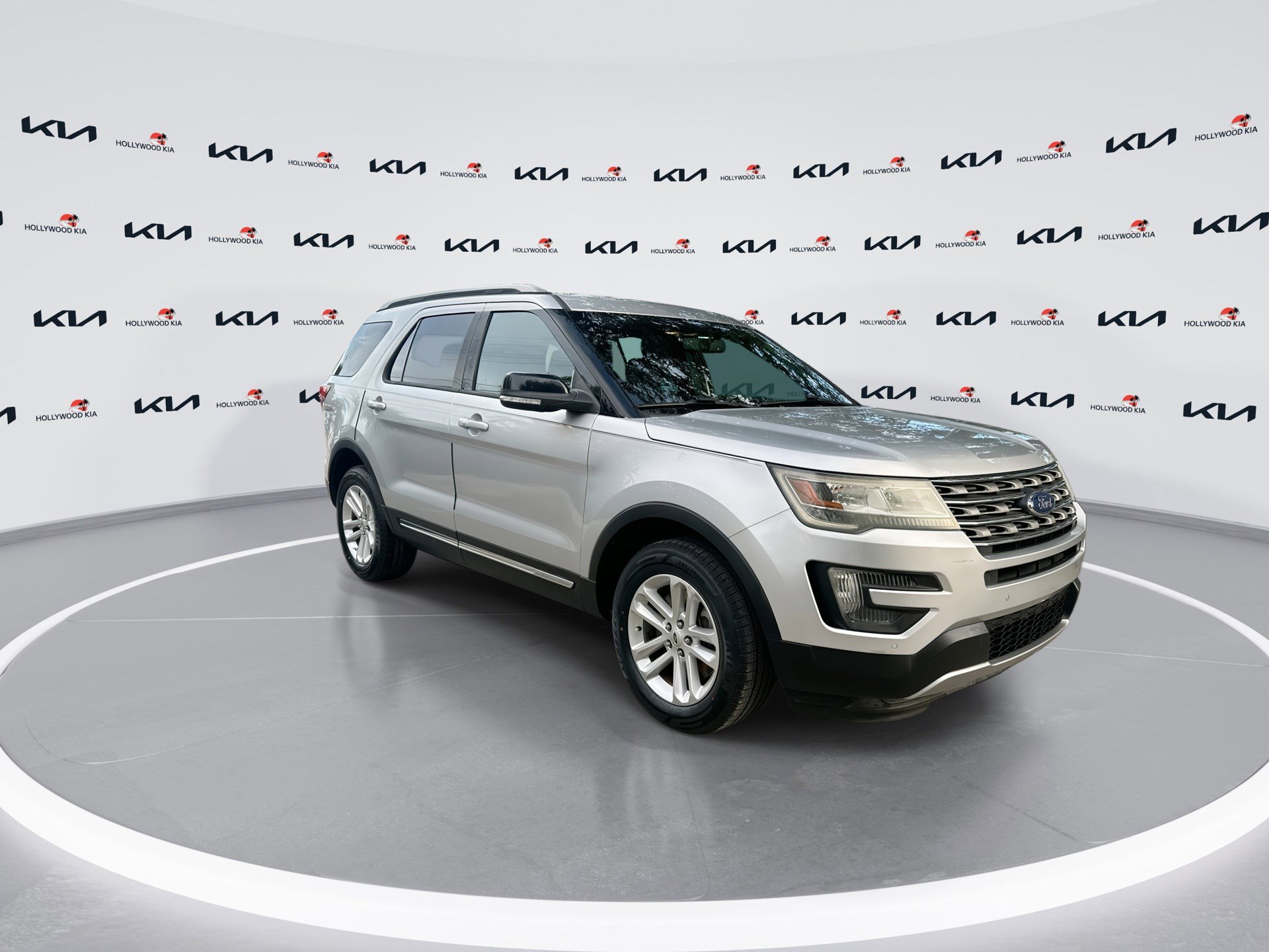 Used 2016 Ford Explorer XLT w/ Equipment Group 202A image 2