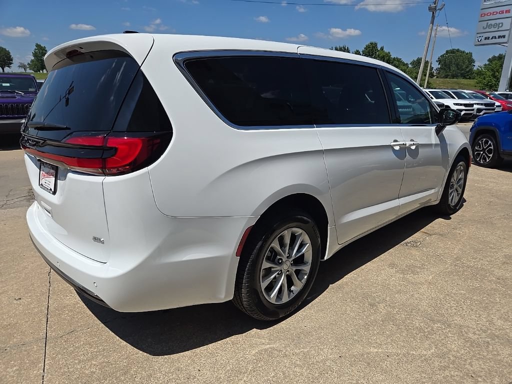 New 2027 Chrysler Pacifica Select w/ Family Tech Group AWD/4WD image 14