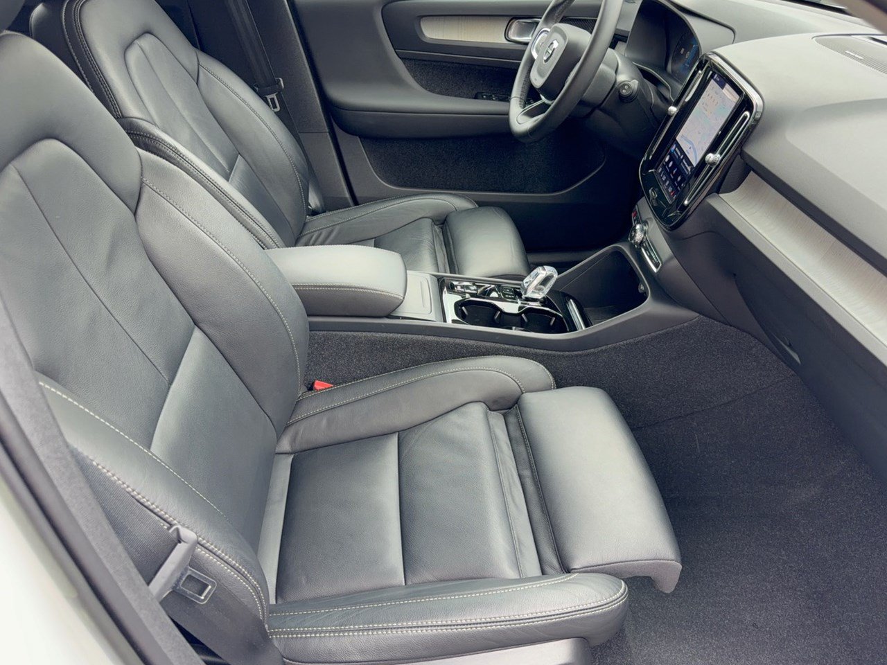 Used 2024 Volvo XC40 B5 Plus w/ Protection Package Premier AWD/4WD image 30