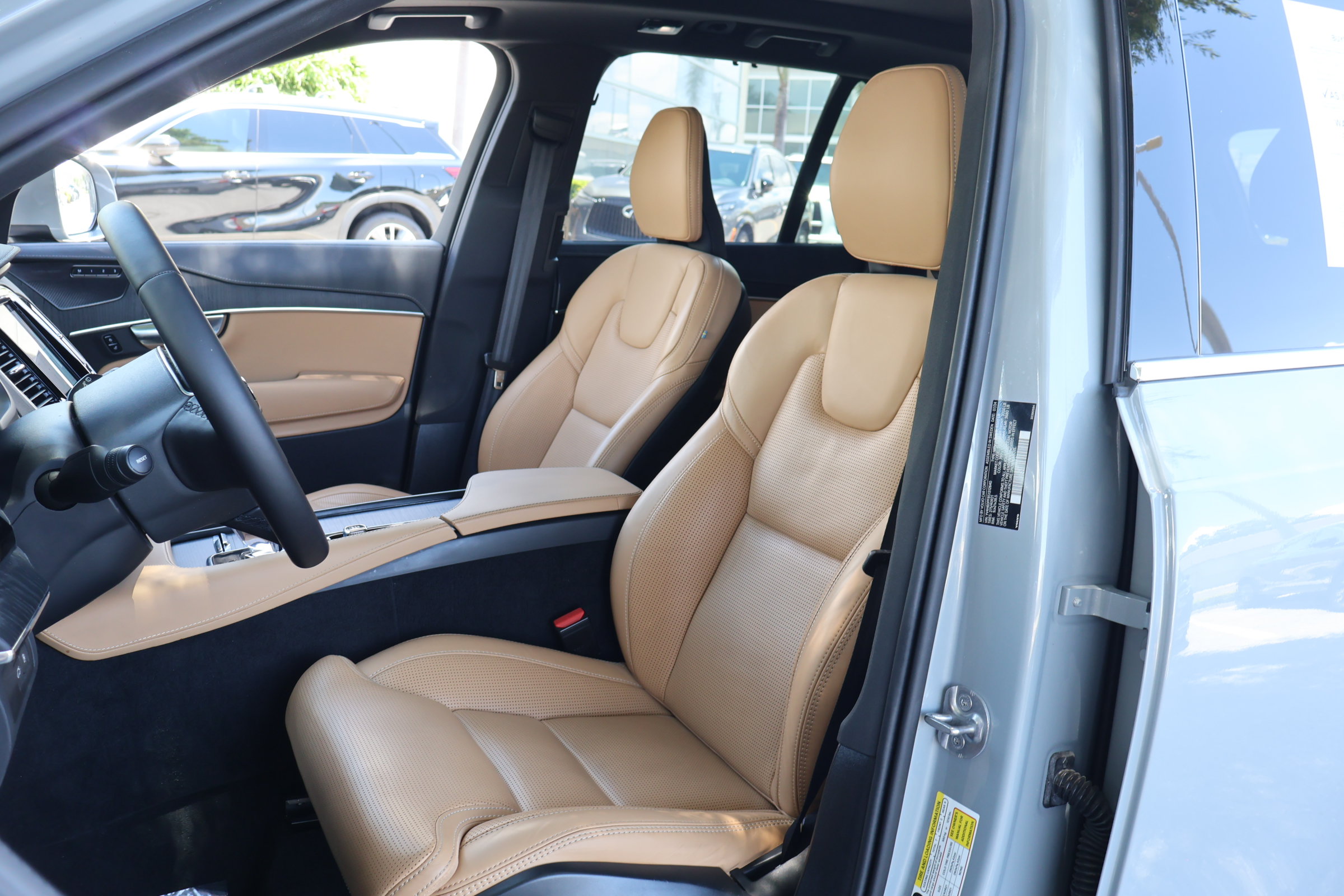 Used 2025 Volvo XC90 T8 Ultra w/ Protection Package Premier AWD/4WD image 2