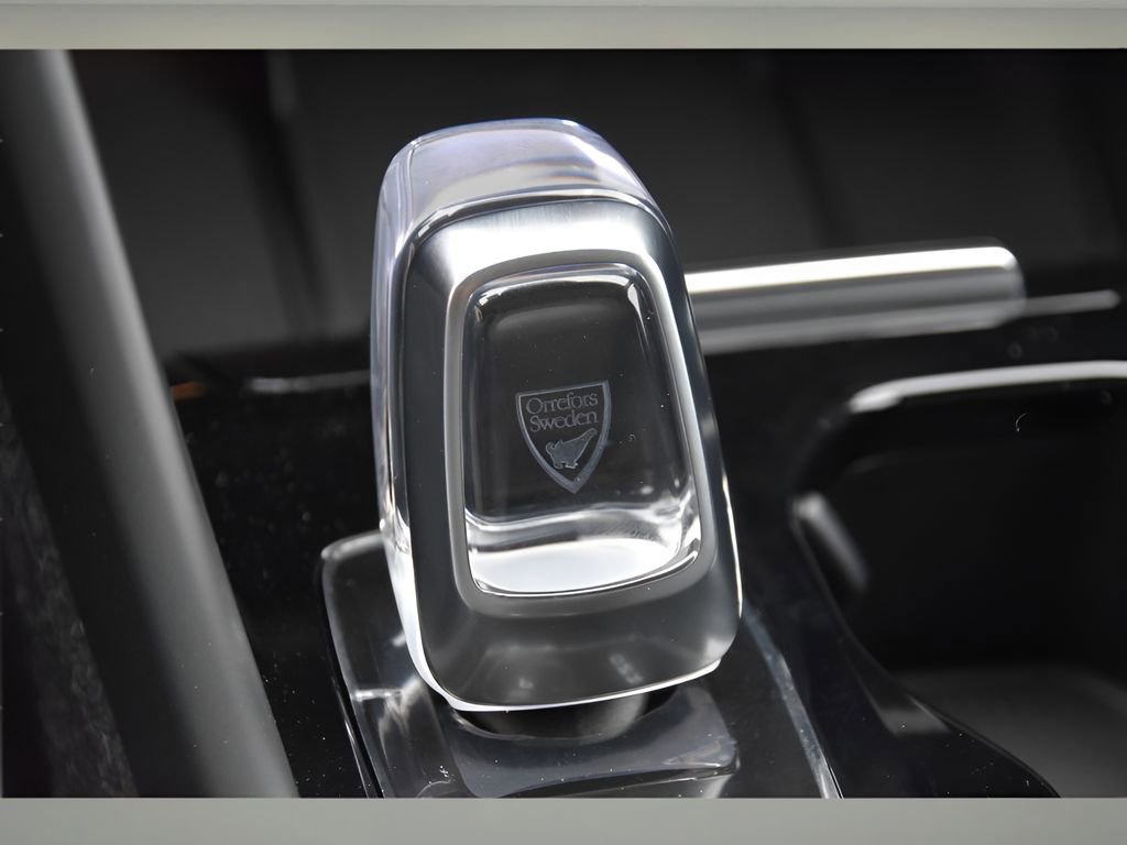 Certified 2025 Volvo XC40 B5 Ultra w/ Protection Package Premier image 31