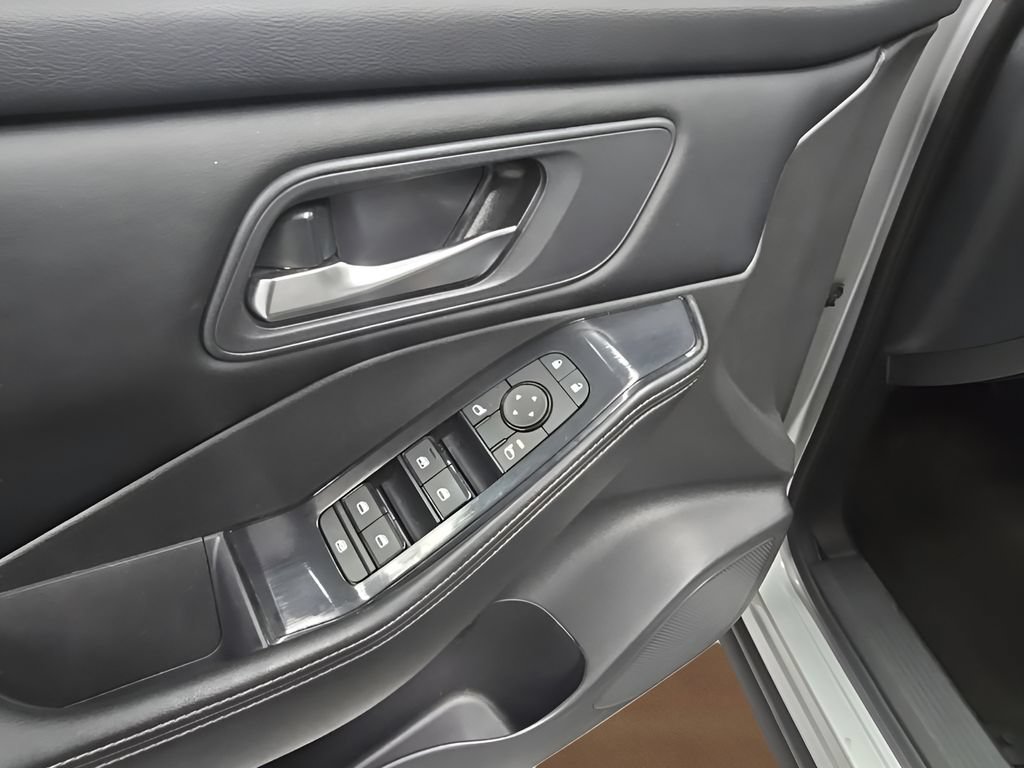 Used 2024 Nissan Rogue SV FWD image 10