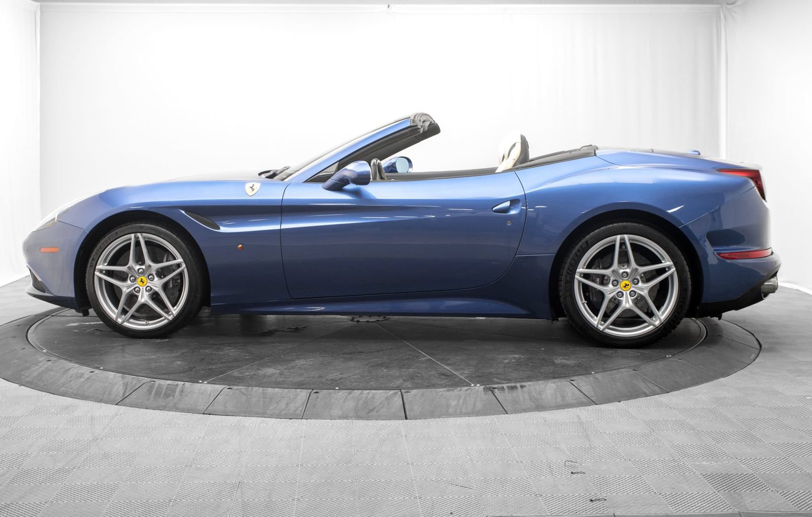 Used 2016 Ferrari California T RWD image 6