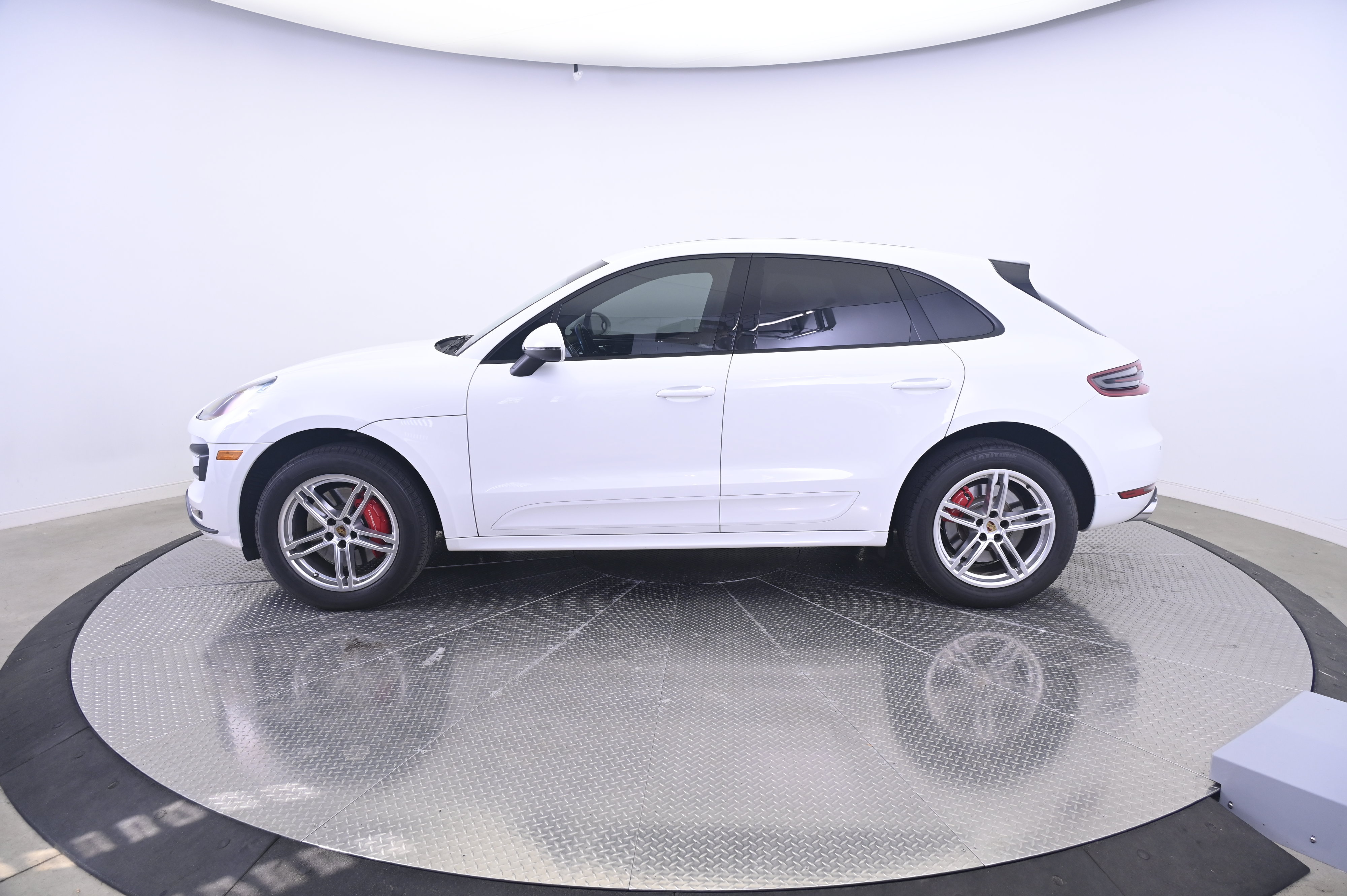 Used 2015 Porsche Macan Turbo AWD/4WD image 2