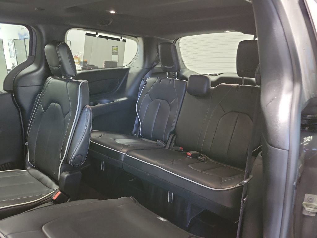 Used 2025 Chrysler Pacifica Limited image 53