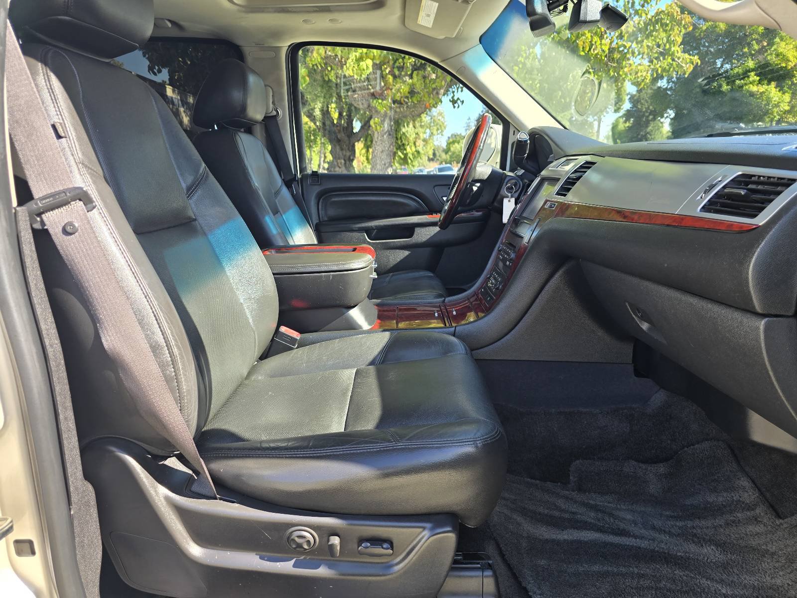 Used 2012 Cadillac Escalade ESV Premium AWD/4WD image 18