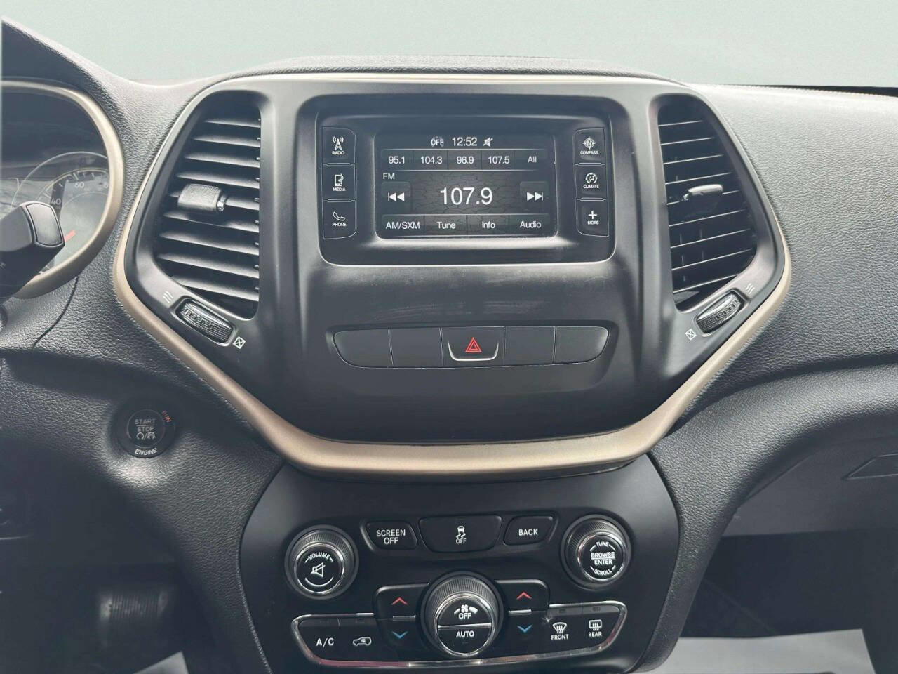 Used 2014 Jeep Cherokee Latitude w/ Comfort/Convenience Group AWD/4WD image 31
