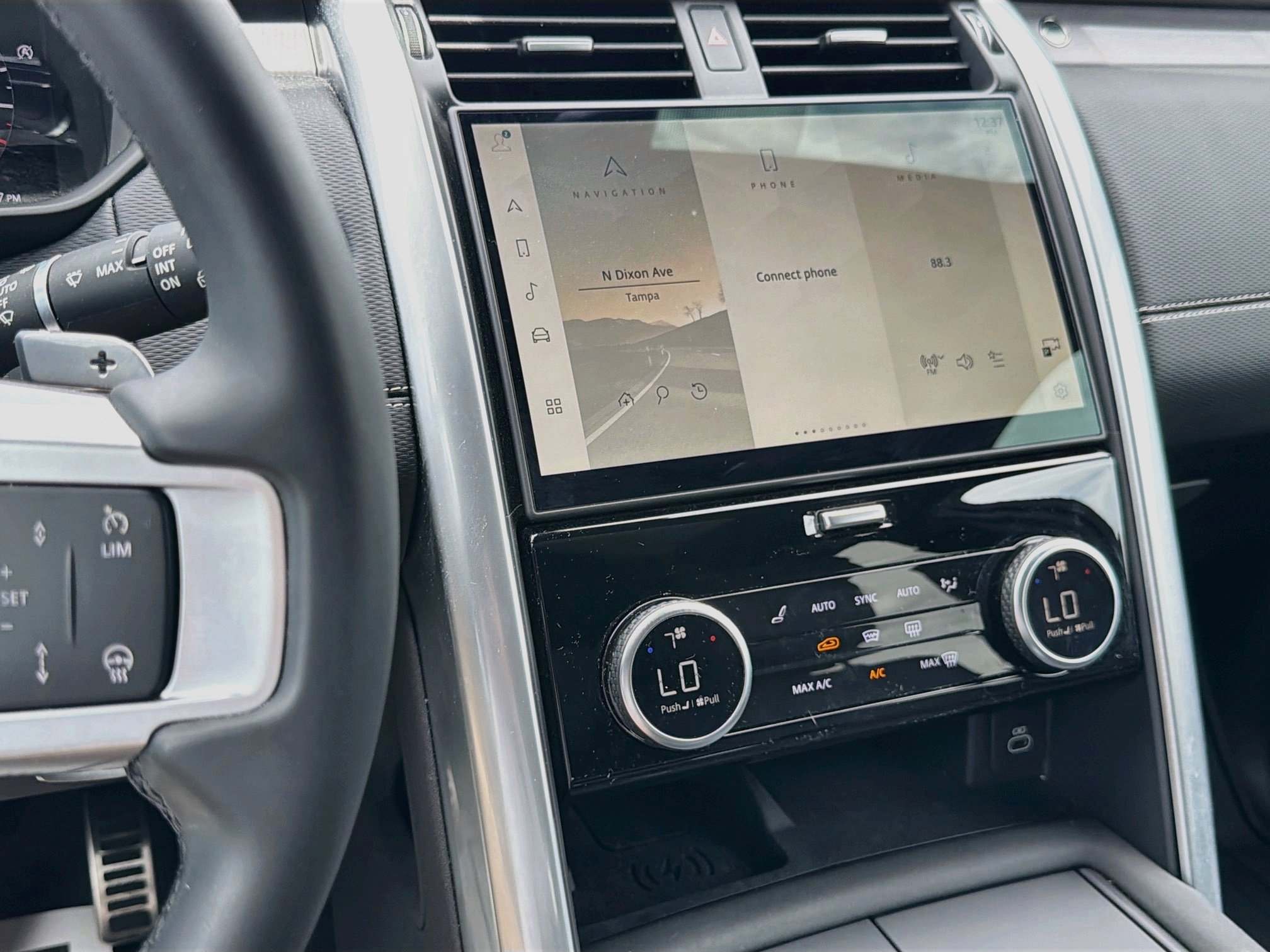 Certified 2025 Land Rover Discovery Dynamic SE AWD/4WD image 28
