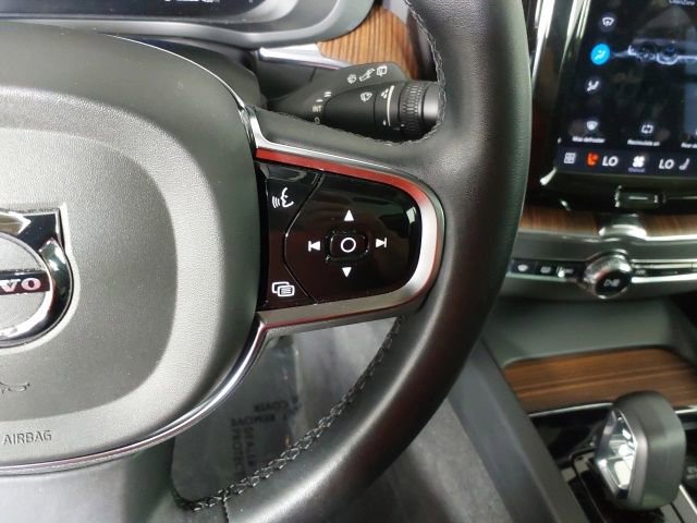 Used 2023 Volvo XC60 B5 Plus image 32