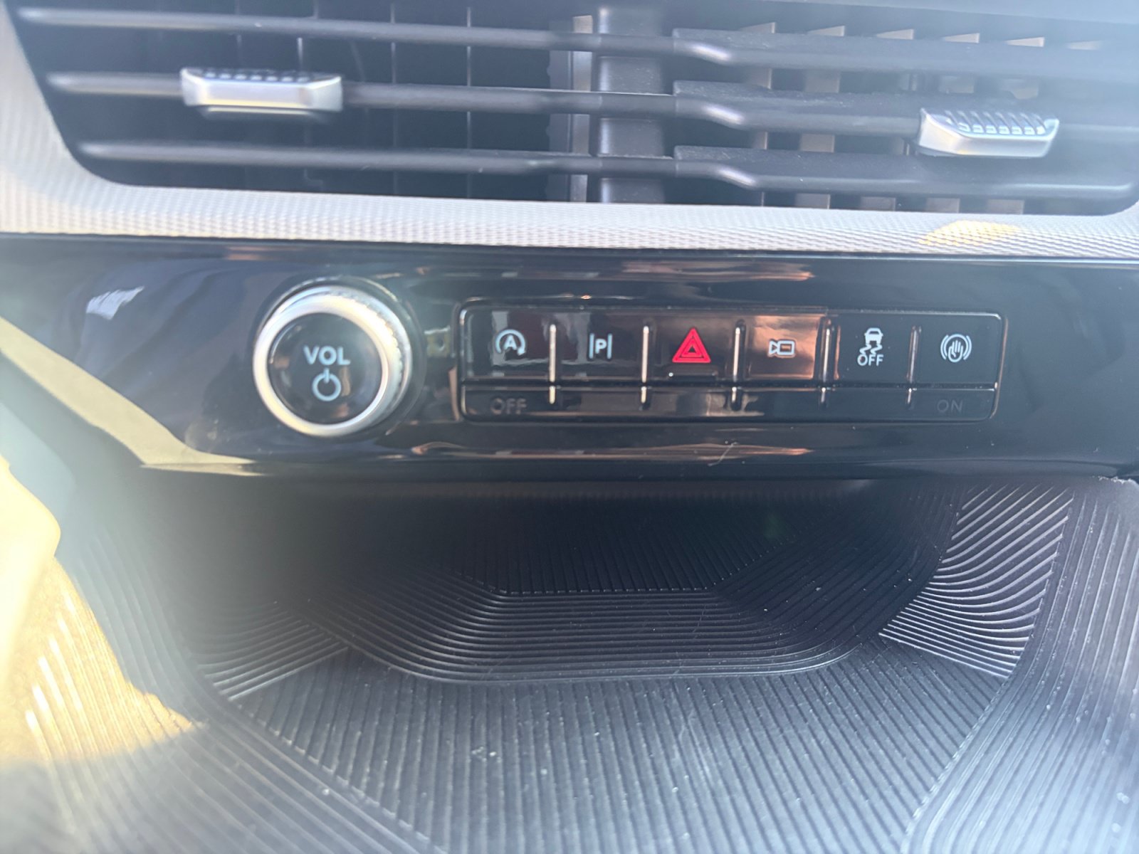Used 2025 Ford Explorer Active w/ Active Comfort Package AWD/4WD image 17