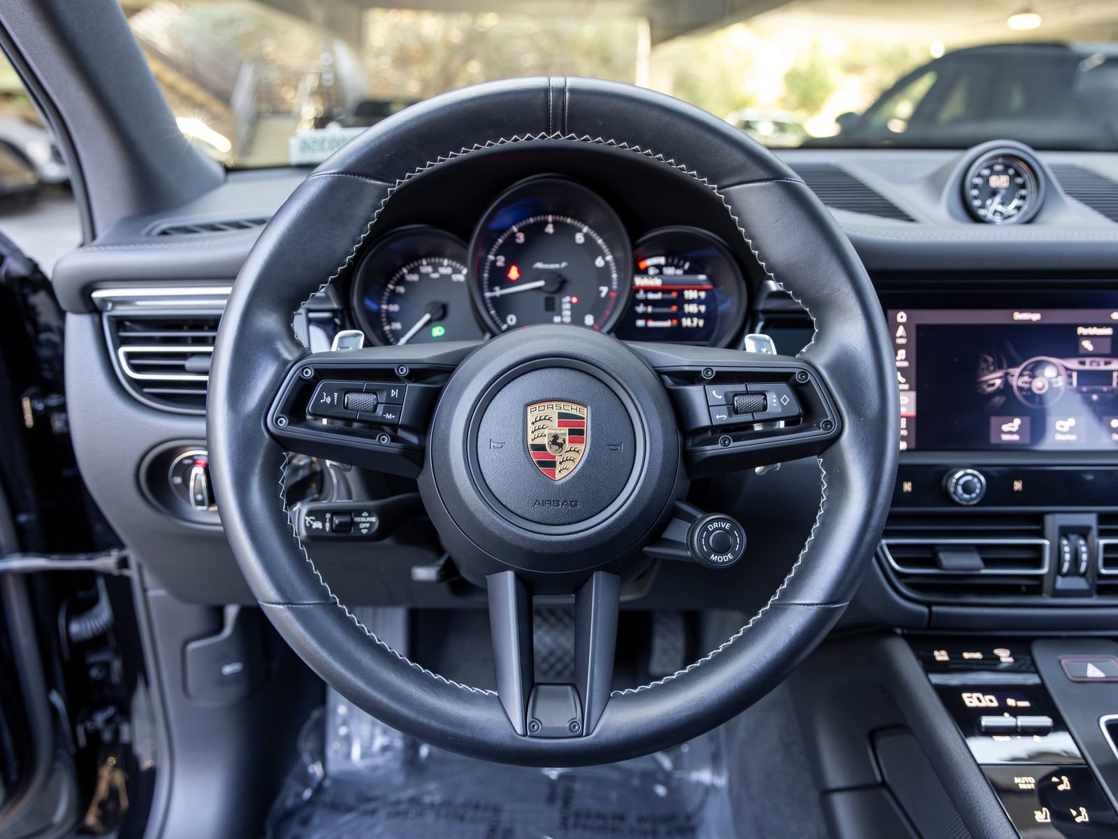 Certified 2023 Porsche Macan Turbo AWD/4WD image 36