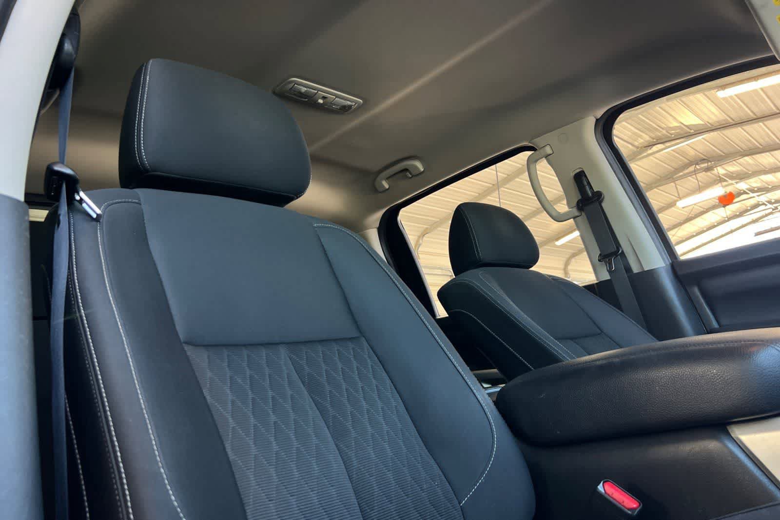 Used 2018 Nissan Titan SV w/ SV Convenience Package RWD image 18