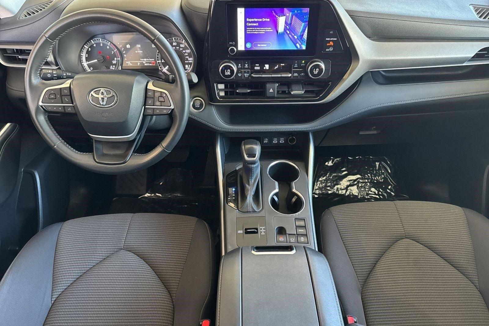 Used 2025 Toyota Highlander LE FWD image 16