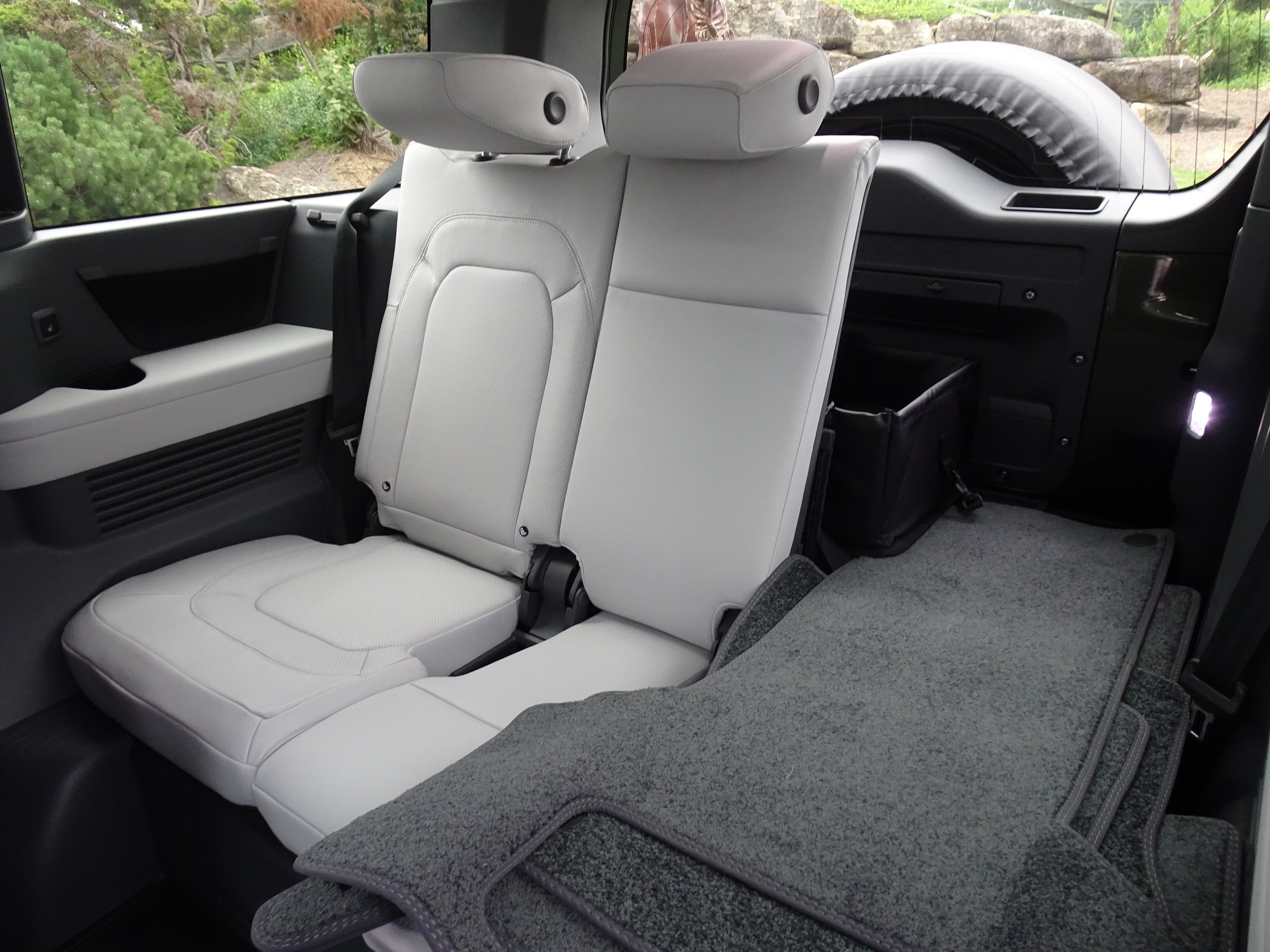 New 2026 Land Rover Defender 130 X-Dynamic SE AWD/4WD image 24