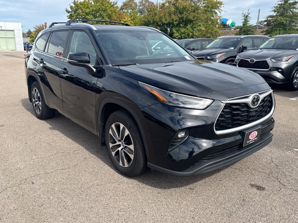 Used 2023 Toyota Highlander XLE AWD/4WD image 12