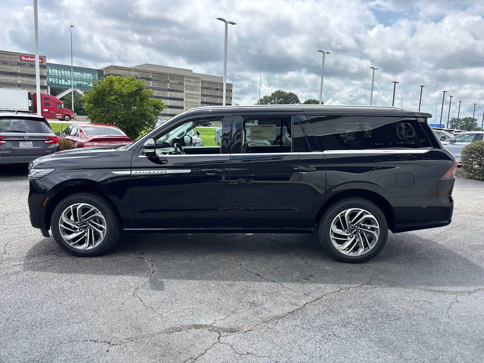 New 2027 Lincoln Navigator L Reserve AWD/4WD image 4