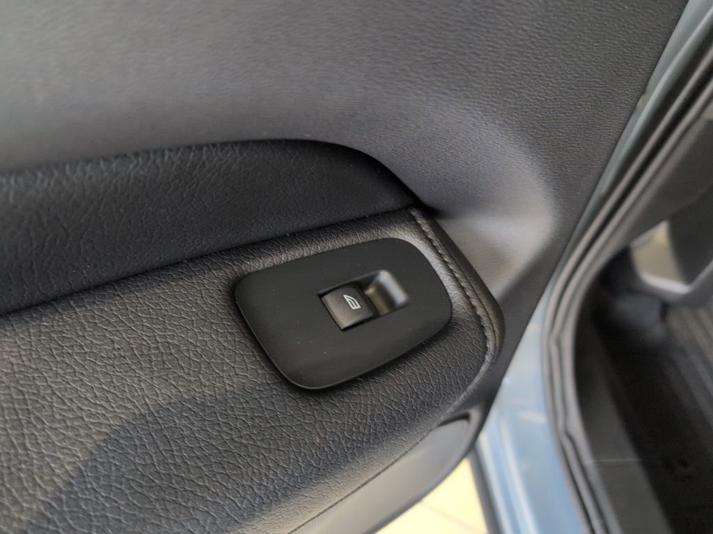 Used 2022 Volvo XC60 B5 Momentum w/ Advanced Package image 31