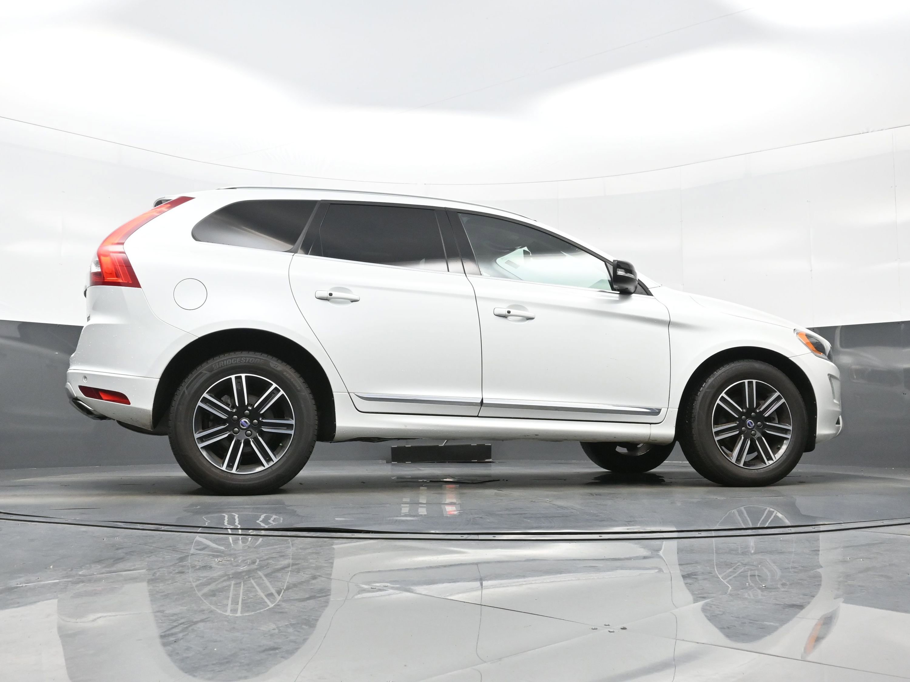 Used 2017 Volvo XC60 T5 Dynamic w/ Preferred Option Package image 33