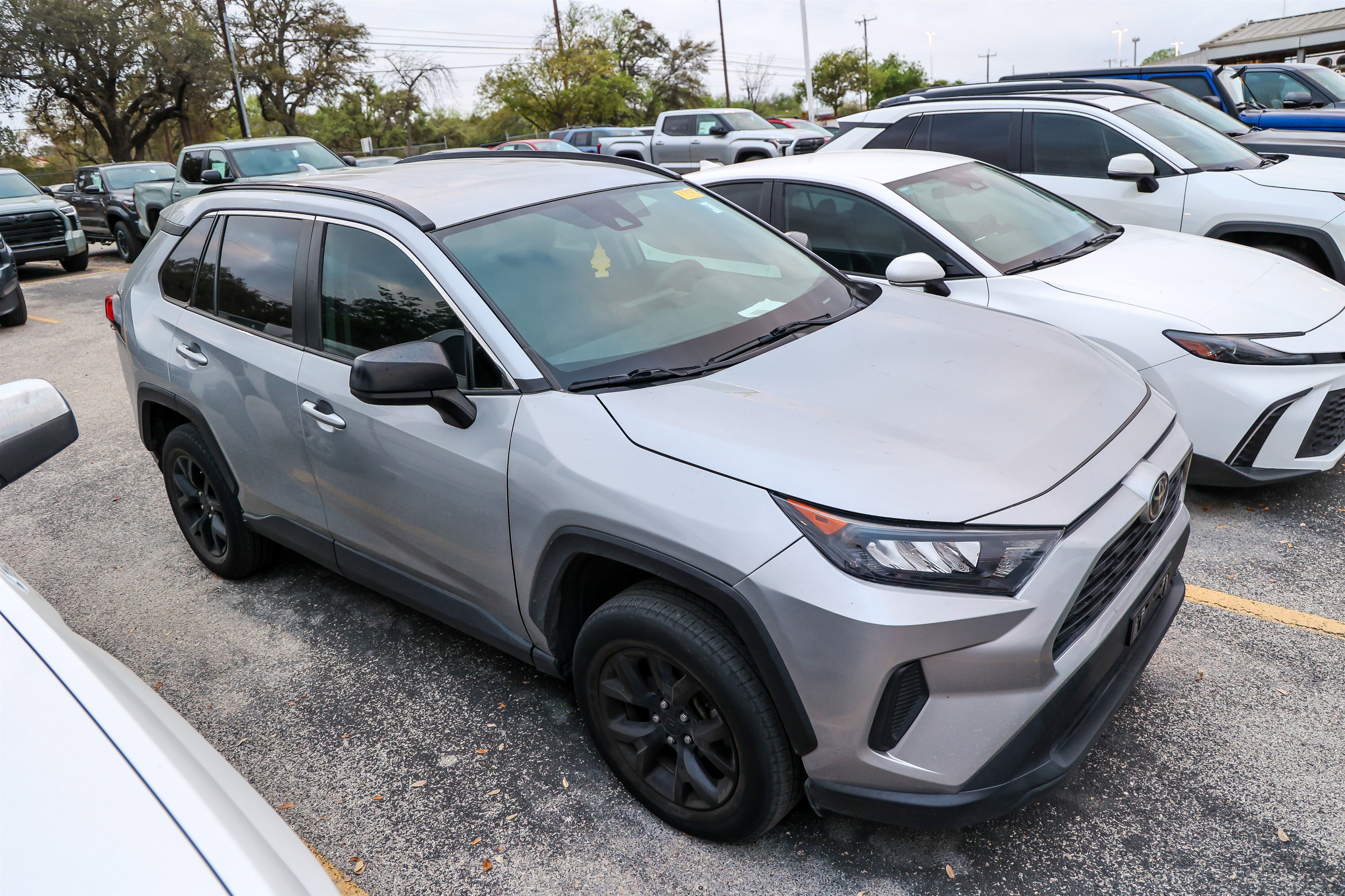 Used 2021 Toyota RAV4 LE image 6