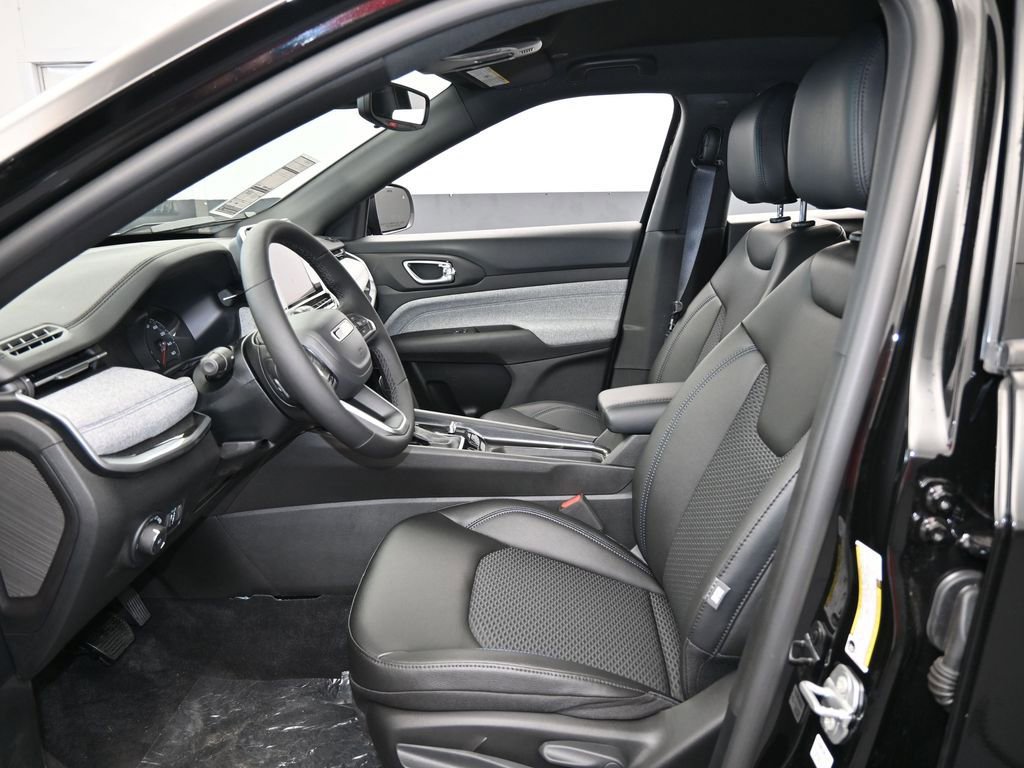 Used 2025 Jeep Compass Latitude image 11