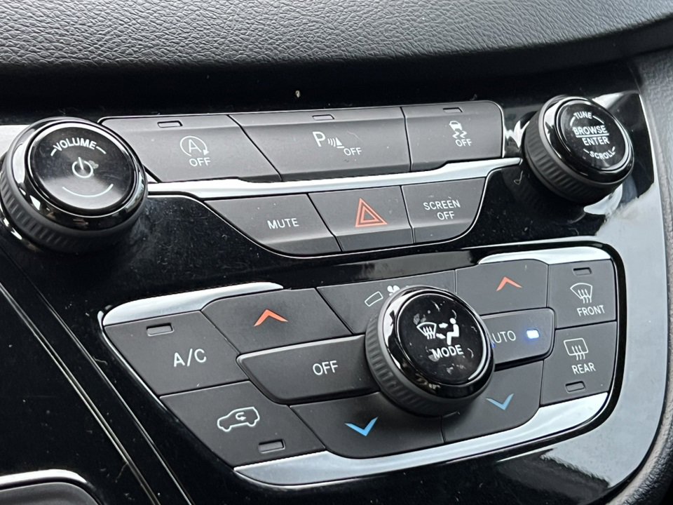 Used 2020 Chrysler Pacifica Touring-L Plus image 28