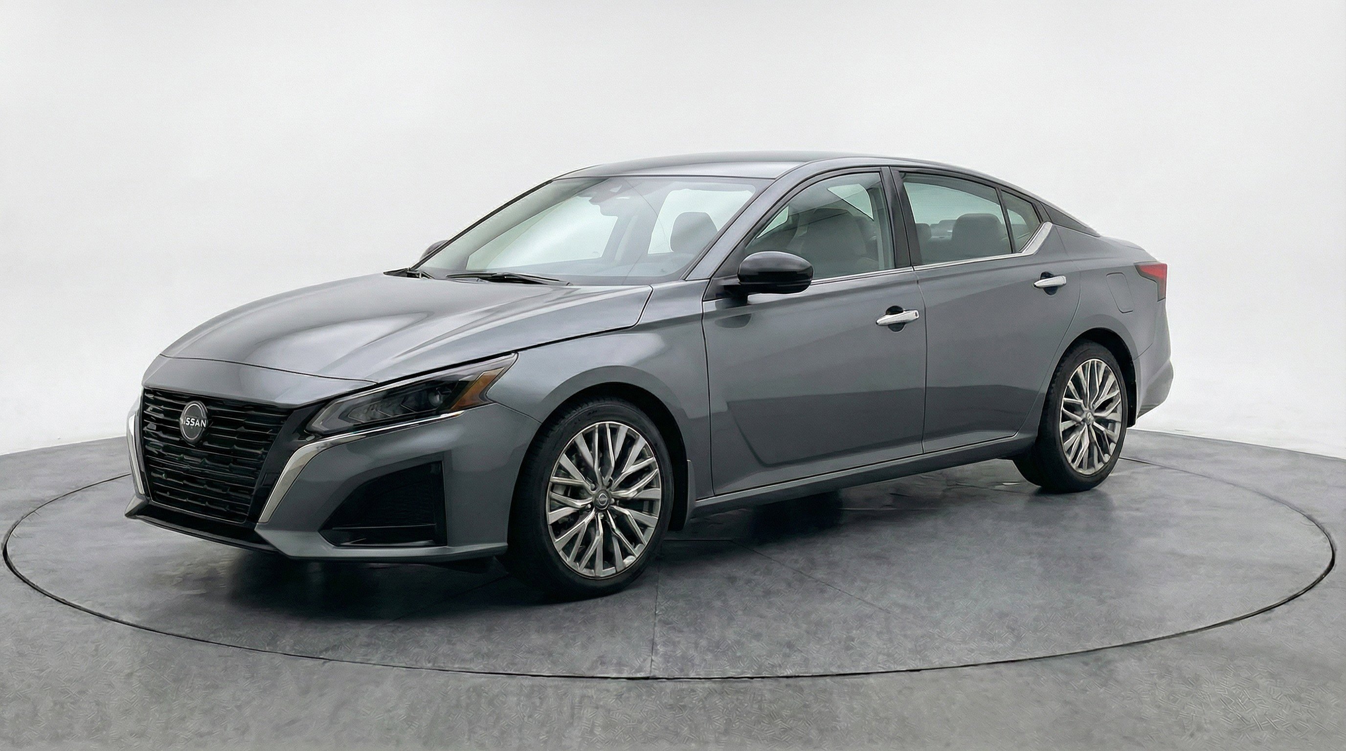 Used 2025 Nissan Altima 2.5 SV FWD image 3