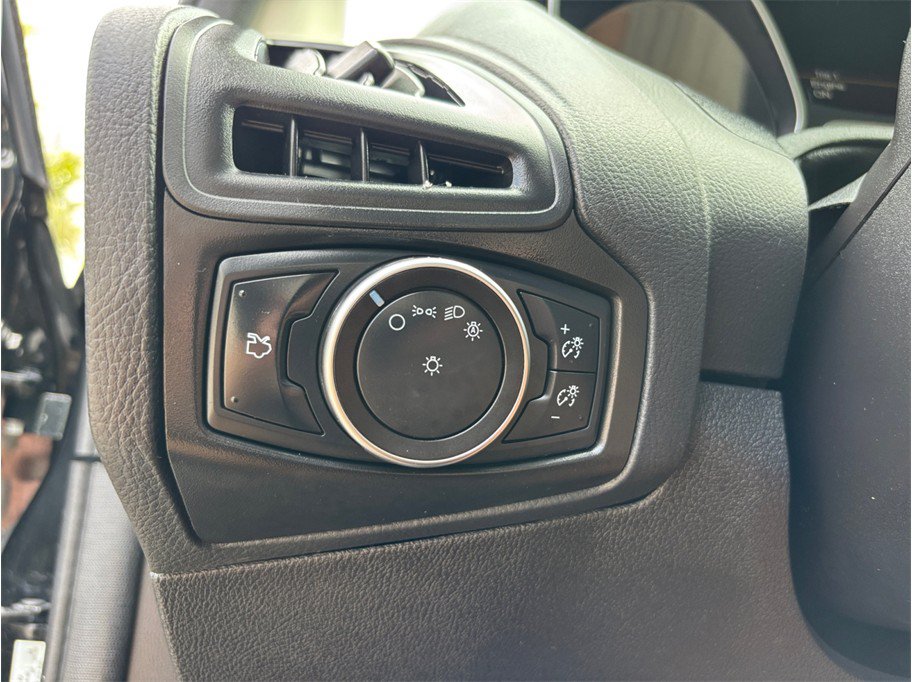 Used 2015 Ford Focus SE FWD image 25