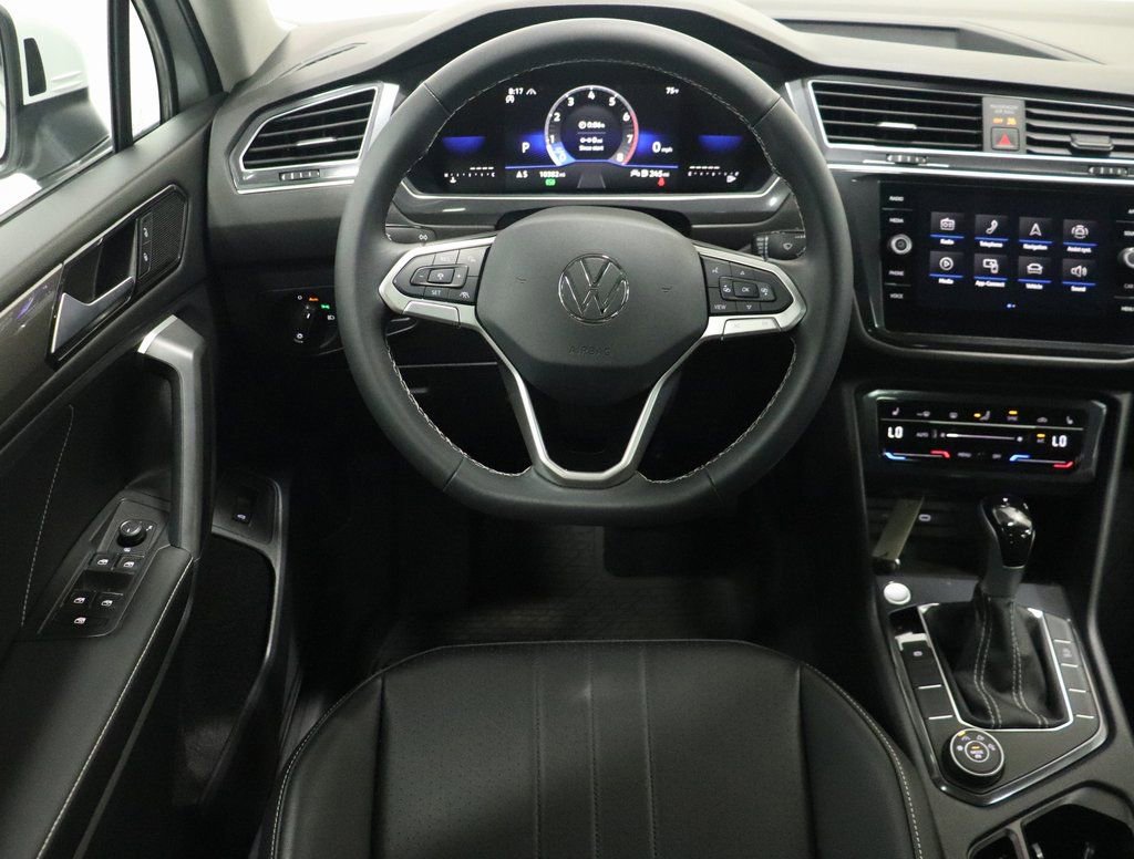 Used 2024 Volkswagen Tiguan SE w/ Panoramic Sunroof Package image 16