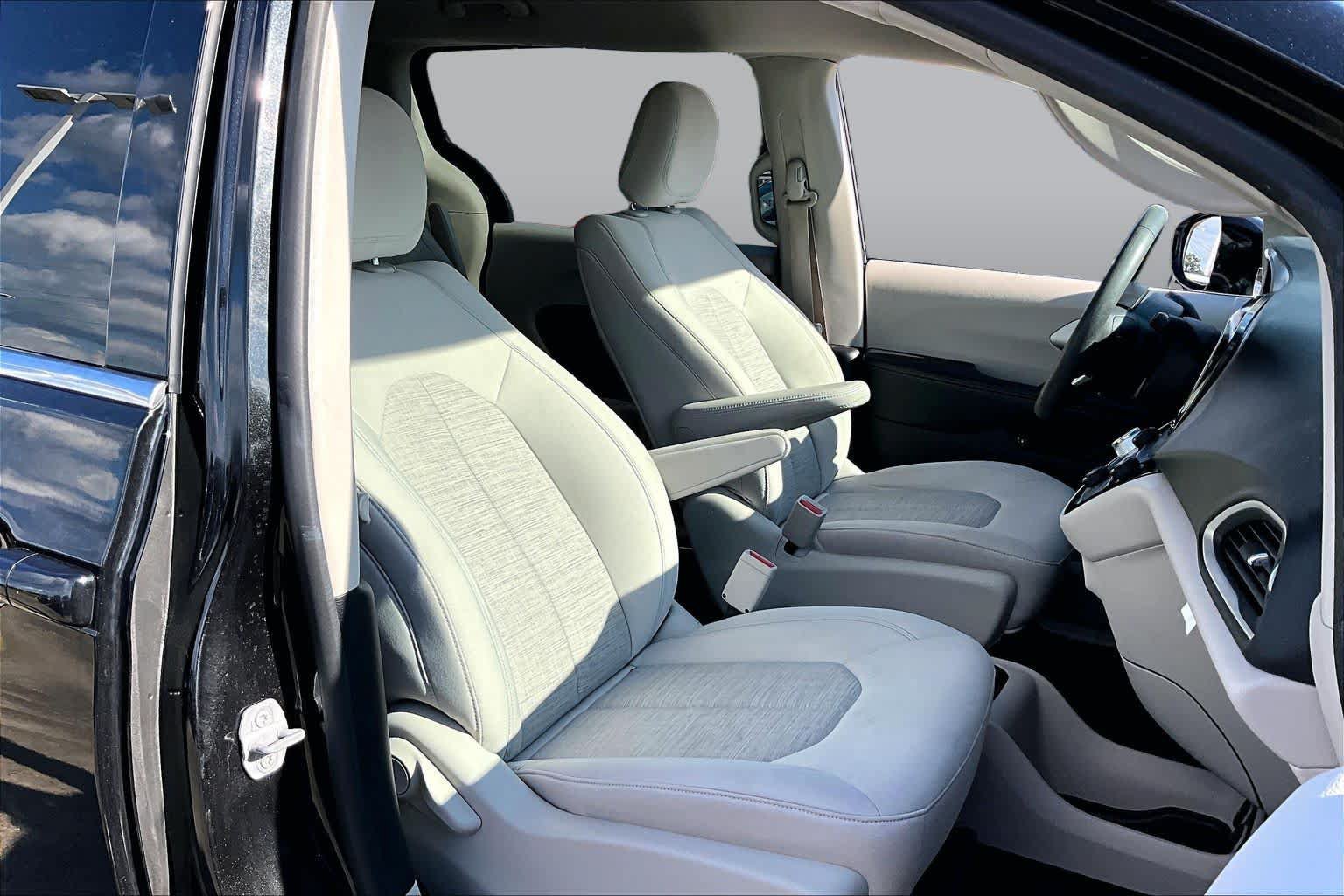 Used 2018 Chrysler Pacifica Touring Plus FWD image 9
