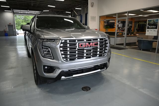 New 2026 GMC Yukon Denali w/ Denali Reserve Package AWD/4WD image 3