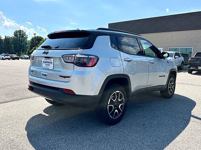 Used 2025 Jeep Compass Trailhawk AWD/4WD image 4
