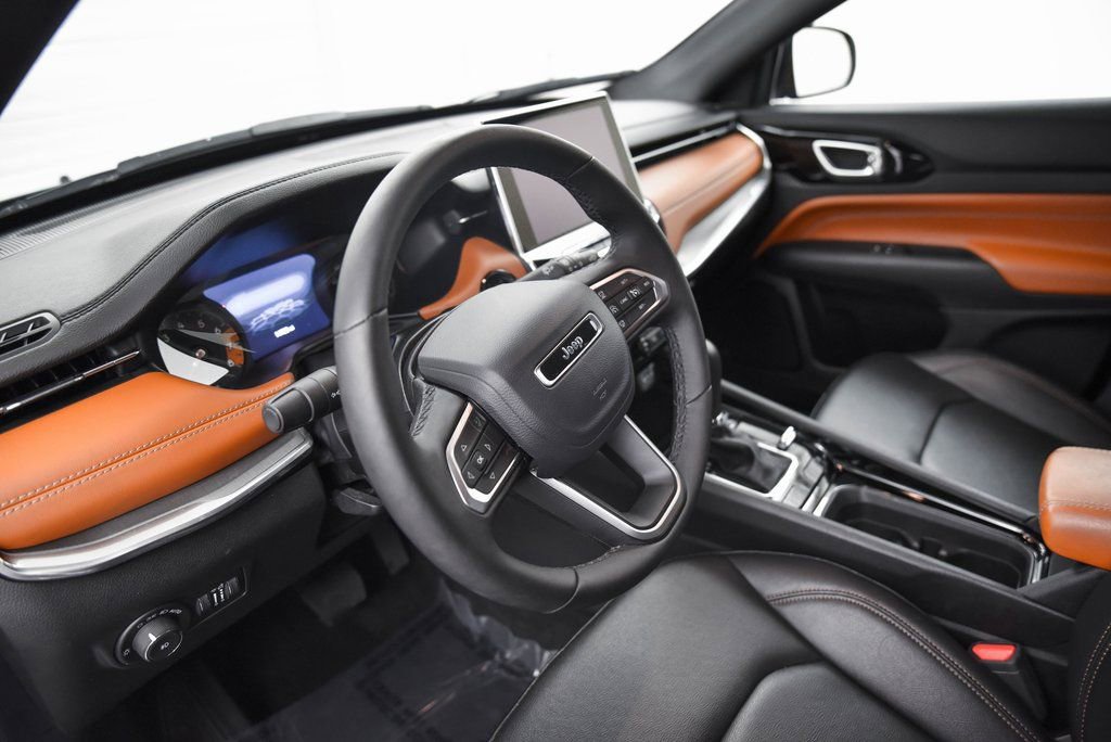 Used 2024 Jeep Compass Limited image 16