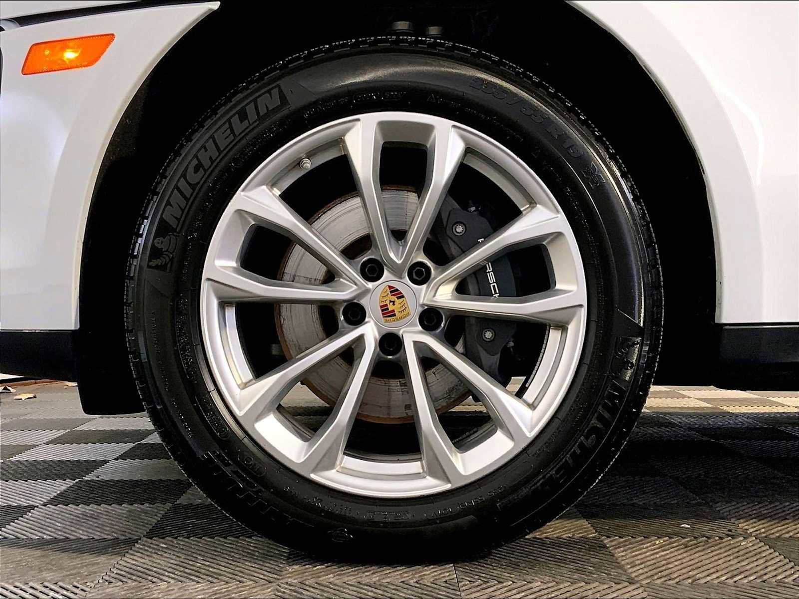 Certified 2025 Porsche Macan image 11