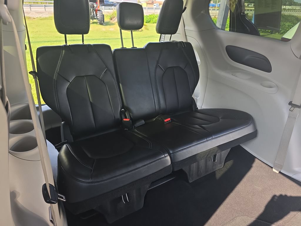 Used 2024 Chrysler Pacifica Touring-L FWD image 22