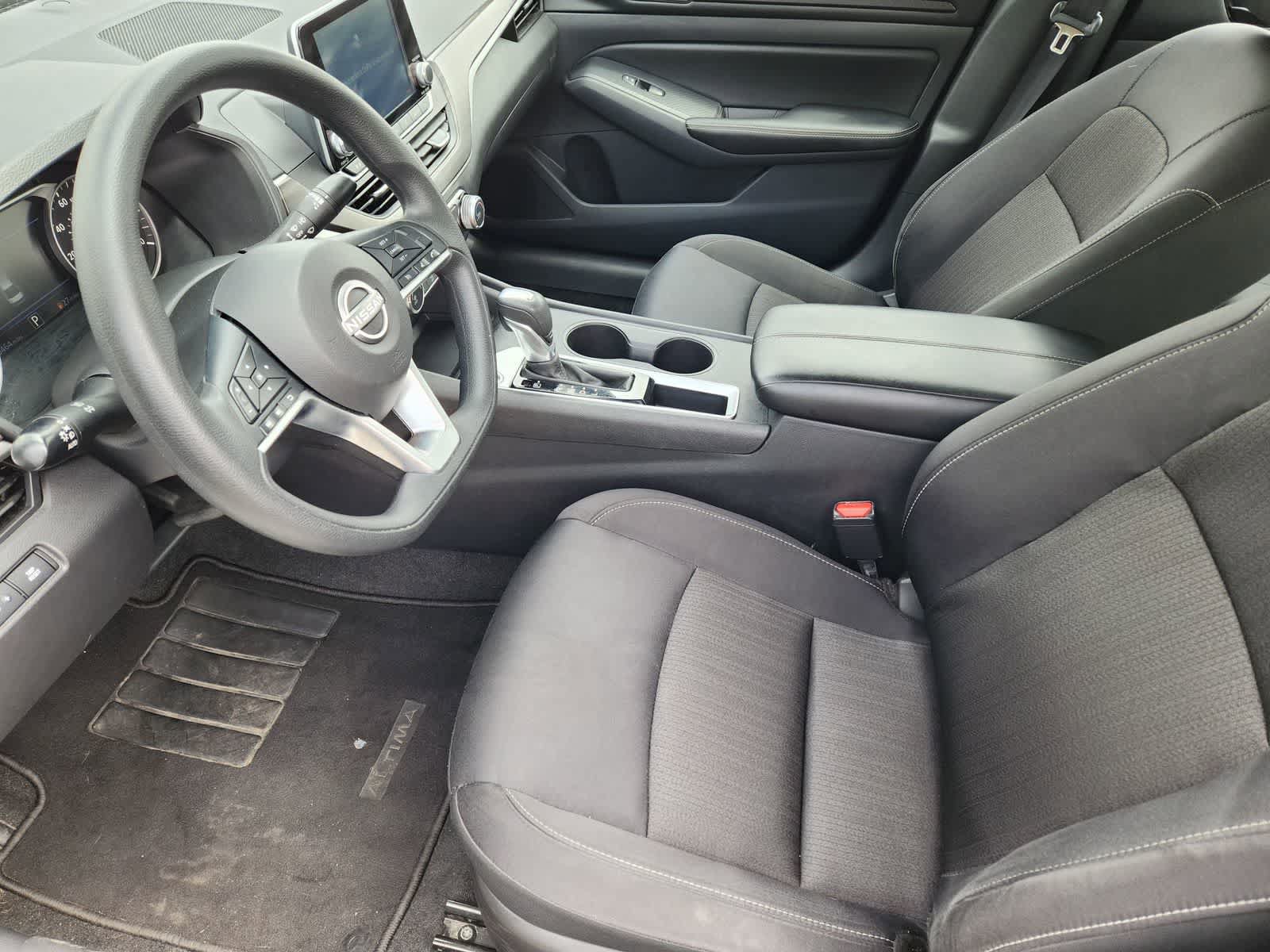 Used 2025 Nissan Altima 2.5 SV FWD image 2