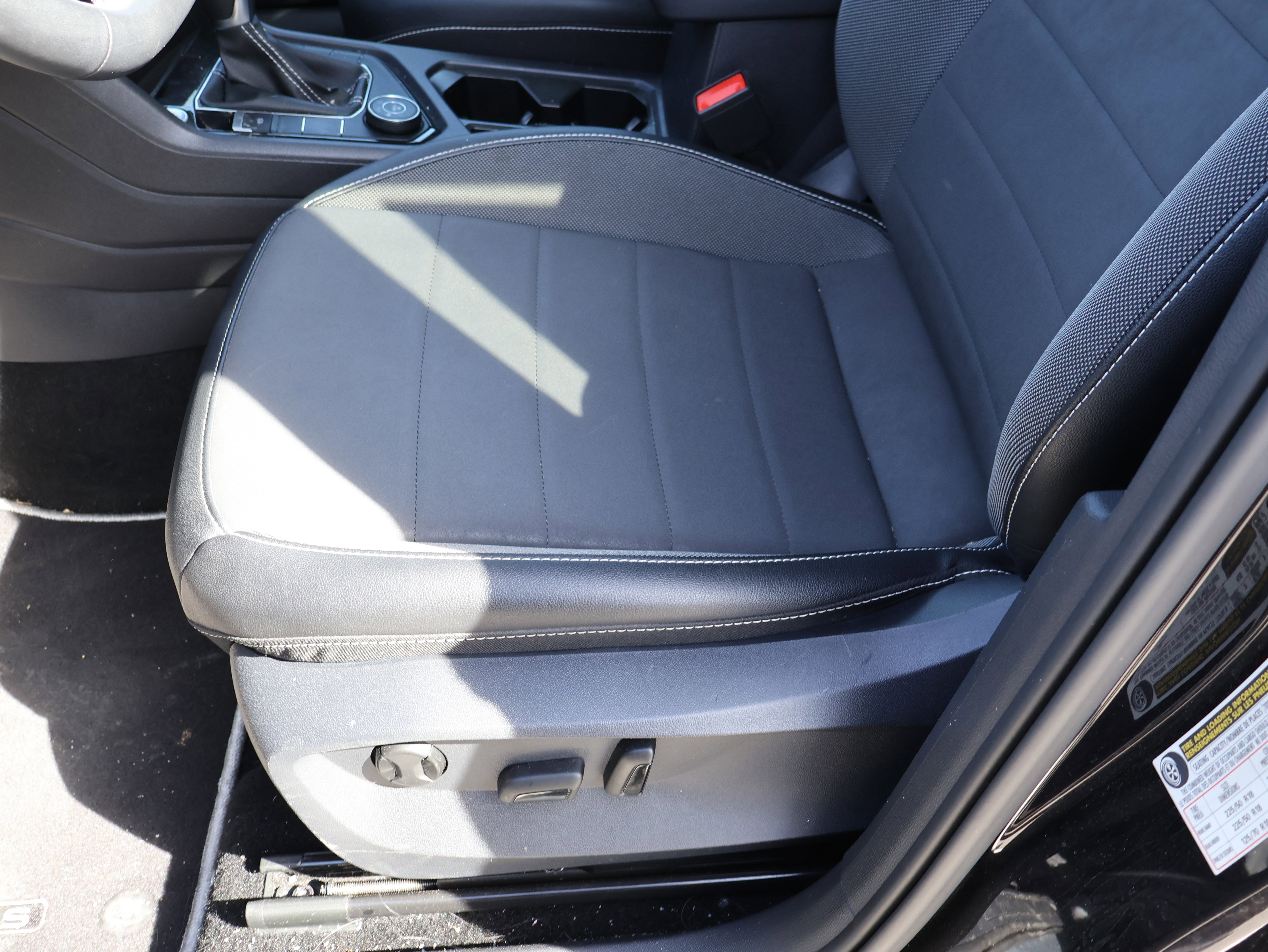 Used 2023 Volkswagen Taos SE w/ Panoramic Sunroof Package AWD/4WD image 39