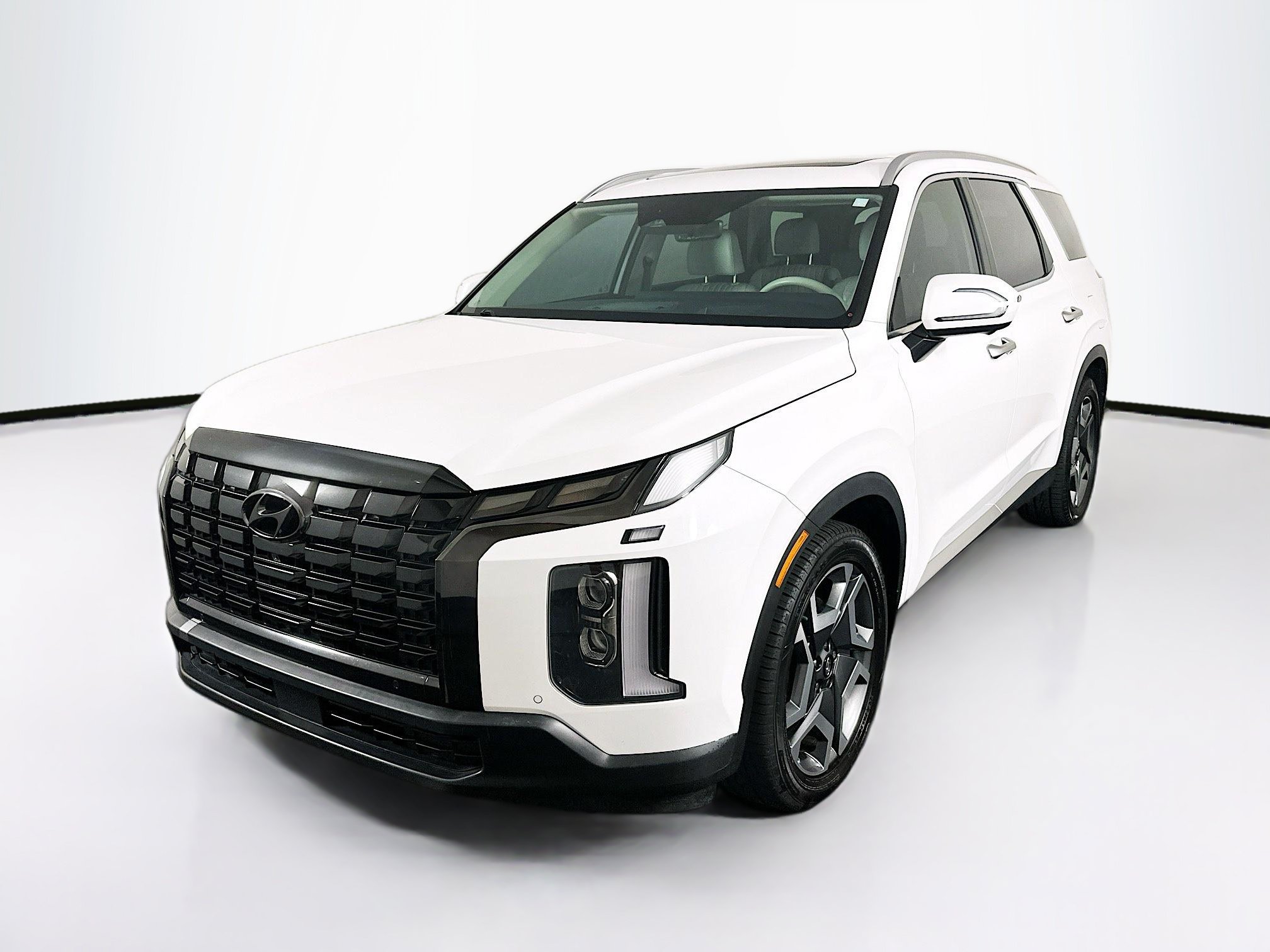 Used 2023 Hyundai Palisade Limited w/ Winter Package FWD image 3