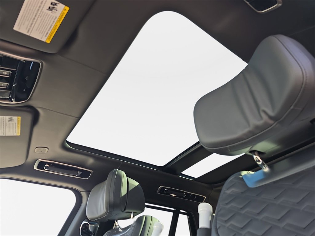 New 2026 Land Rover Range Rover SV image 31